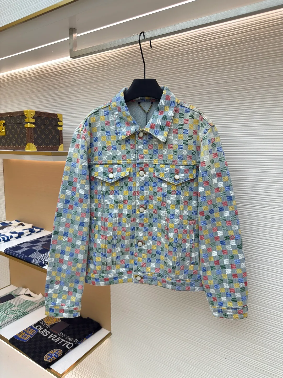 LOUIS VUITTON colorful plaid denim jacket ●Authentic product: purchased and developed for 2600 ●Item number: 1680425-C05 ●Fabric: washed denim ●Technology: washed denim ●Version: fitted version ●Size: 46-48-50-52 ●Weight: about 1055 grams ●Description: The whole dress was purchased for 26,600 ZP and dismantled and made, custom washed denim denim fabric, colorful plaid design incorporating the LV logo into the plaid, pearlescent button flap pocket design on the chest, customized pearlescent buttons with LV letter logo on the placket, side pocket design on both sides, nubuck leather brand design on the rear, all hardware is molded and customized, truly 1:1COPY with eyes closed Code number: 46 48 50 The overall wiring of 52 is straight and delicate, the fabric is comfortable and soft, and the color is consistent without color difference. It can be matched with the same style to create a fashionable look and control various occasions.